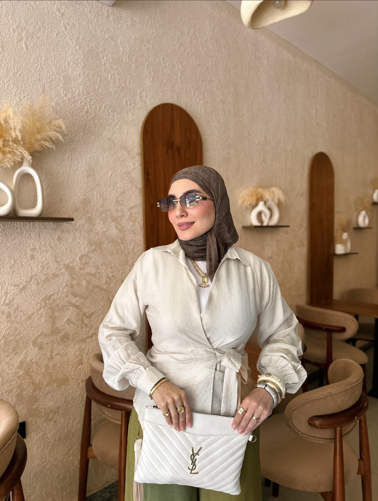 بلوزة كتان بحزام خصر وأكمام واسعة